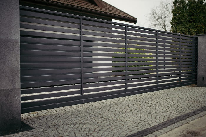 Woran sollten Sie denken, wenn Sie sich für eine Zaunmontage von einem geschmiedeten Zaun entscheiden?